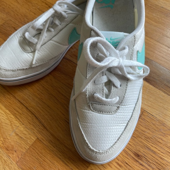 Nike Shoe - Picture 2 of 5